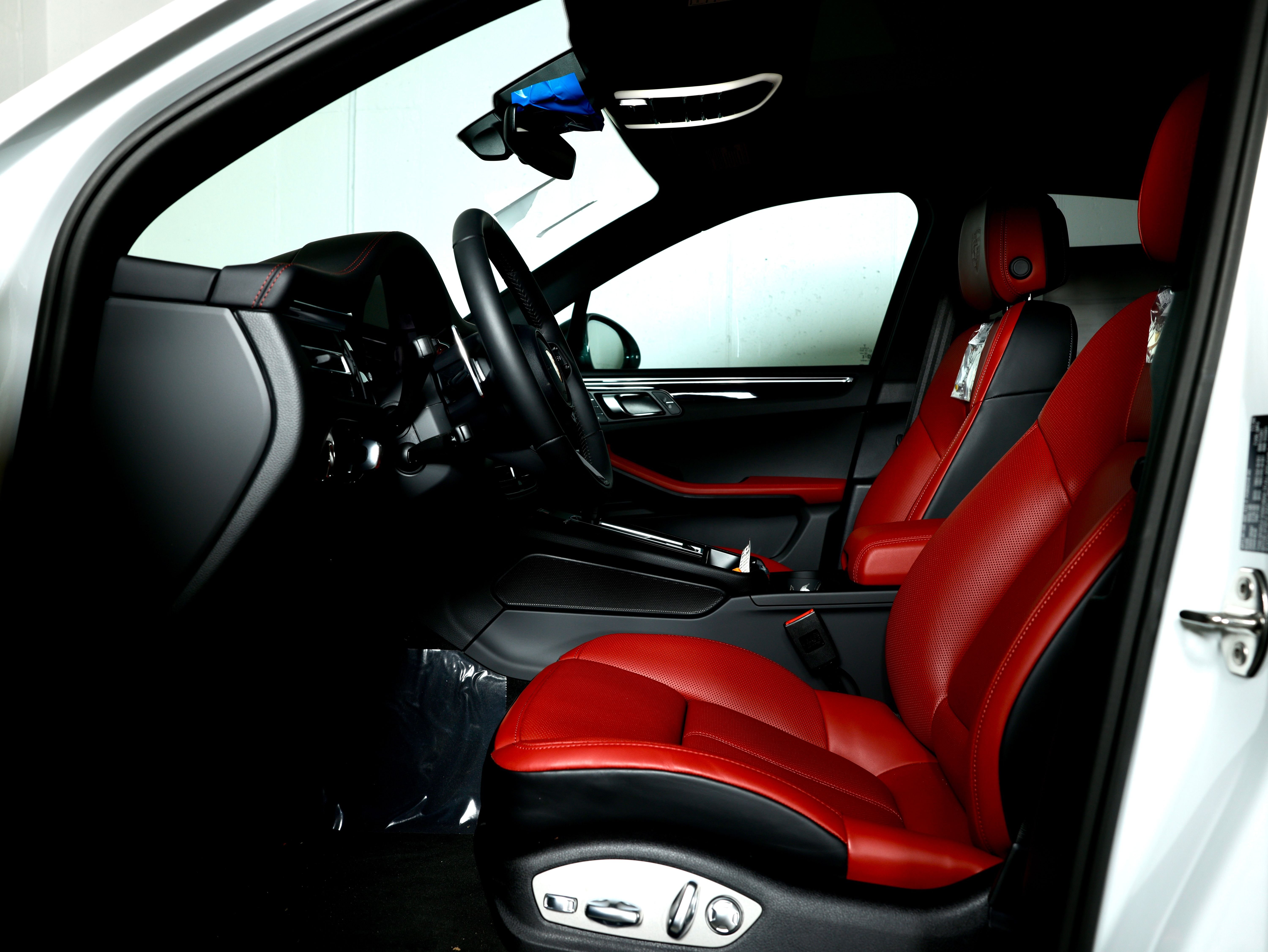 2026 Porsche Macan T - Photo 6