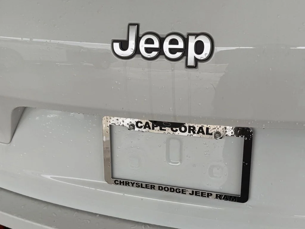 New 2026 Bright White Clear-Coat Exterior Paint Jeep Limited image 37