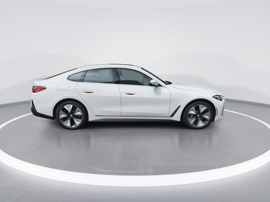 Used 2026 Alpine White BMW xDrive40 image 9
