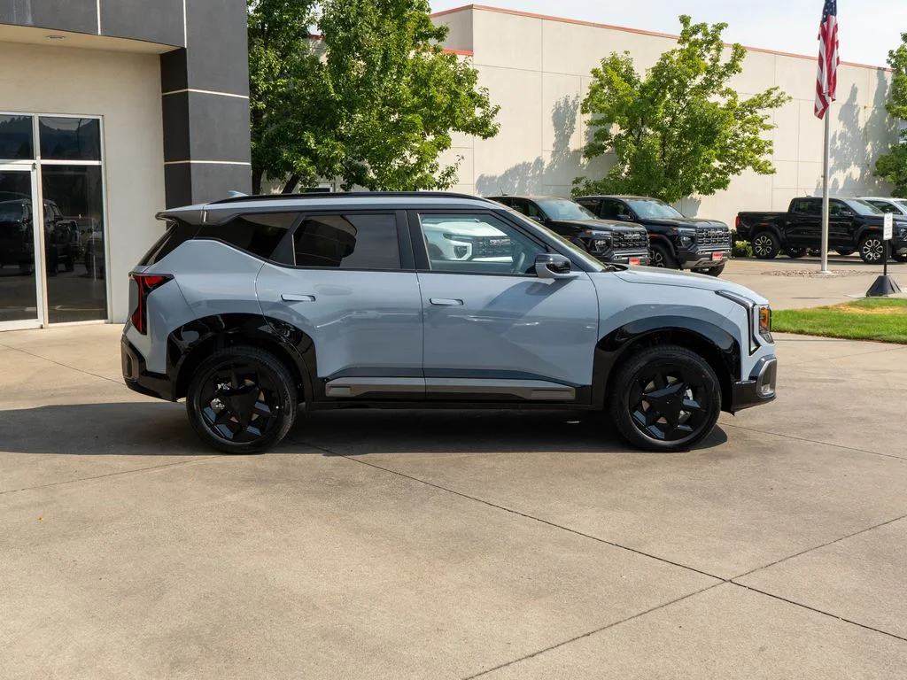 New 2027 Pale Gray Kia X-Line S image 8