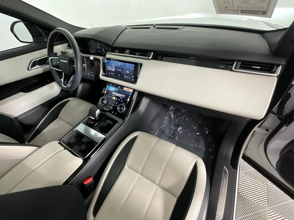 Used 2023 White Land Rover R-Dynamic S MHEV image 20