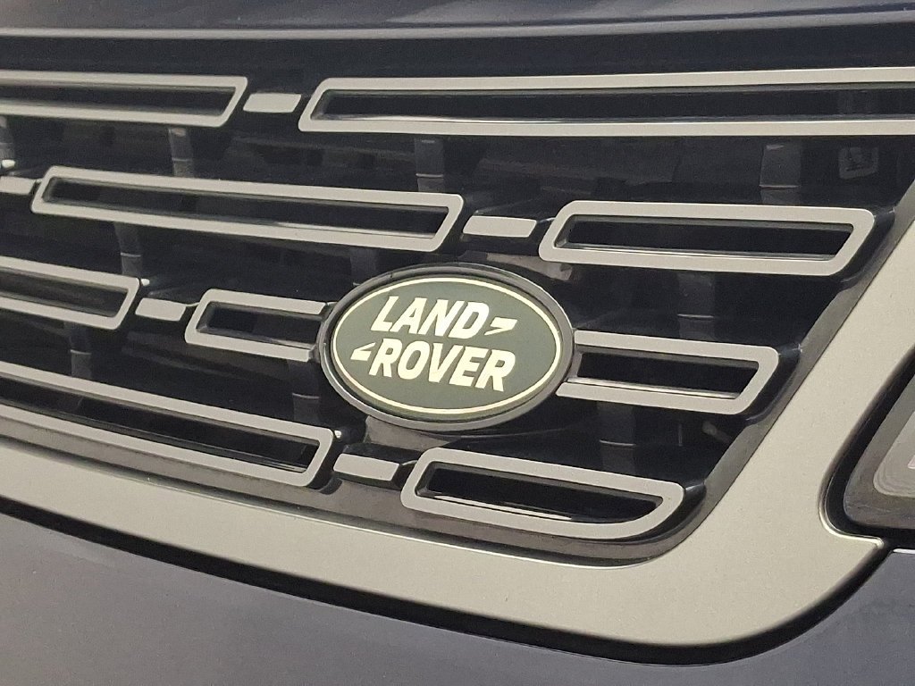 Used 2023  Land Rover SE image 31