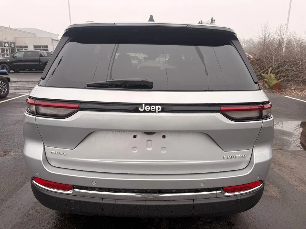 New 2026 Silver Zynith Exterior Paint Jeep Laredo X image 4