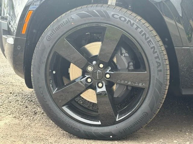 New 2026 Santorini Black Land Rover X-Dynamic SE image 2