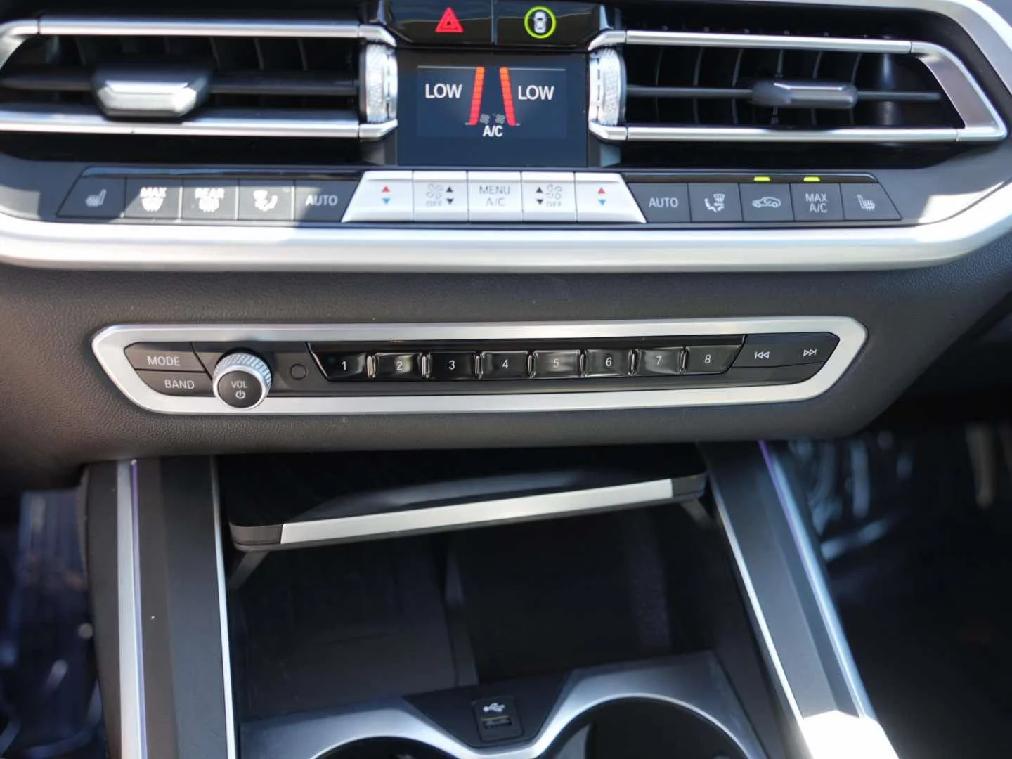 Used 2022 Mineral White Metallic BMW xDrive40i Sports Activity Vehicle image 24