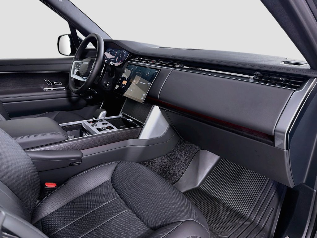 New 2027 Santorini Black Land Rover SE image 32