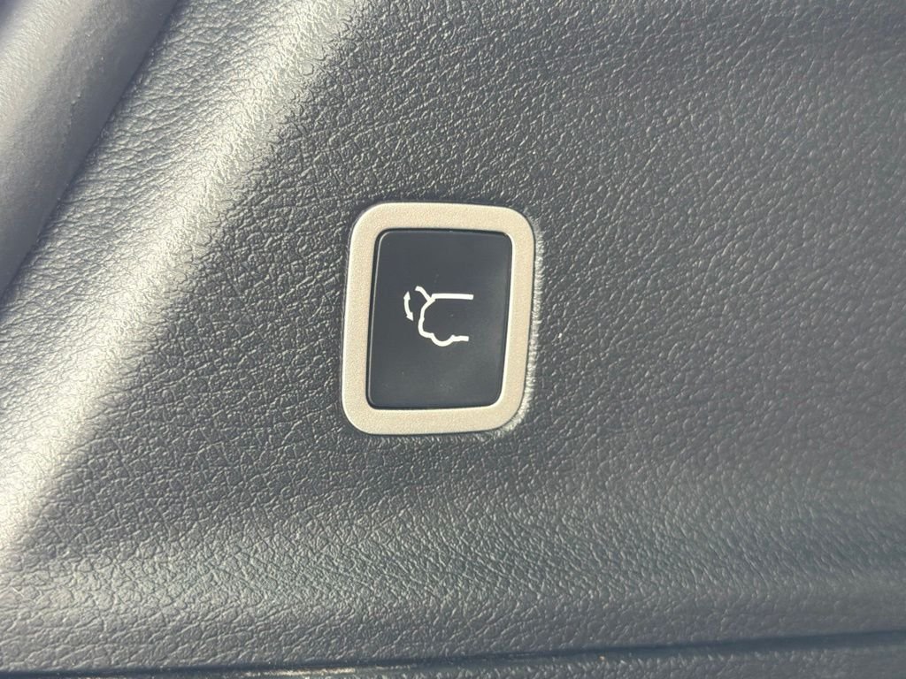 Used 2023 Silver Chrysler Pinnacle image 17
