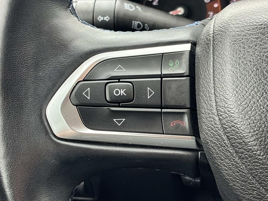 Used 2022 White Jeep Latitude image 25