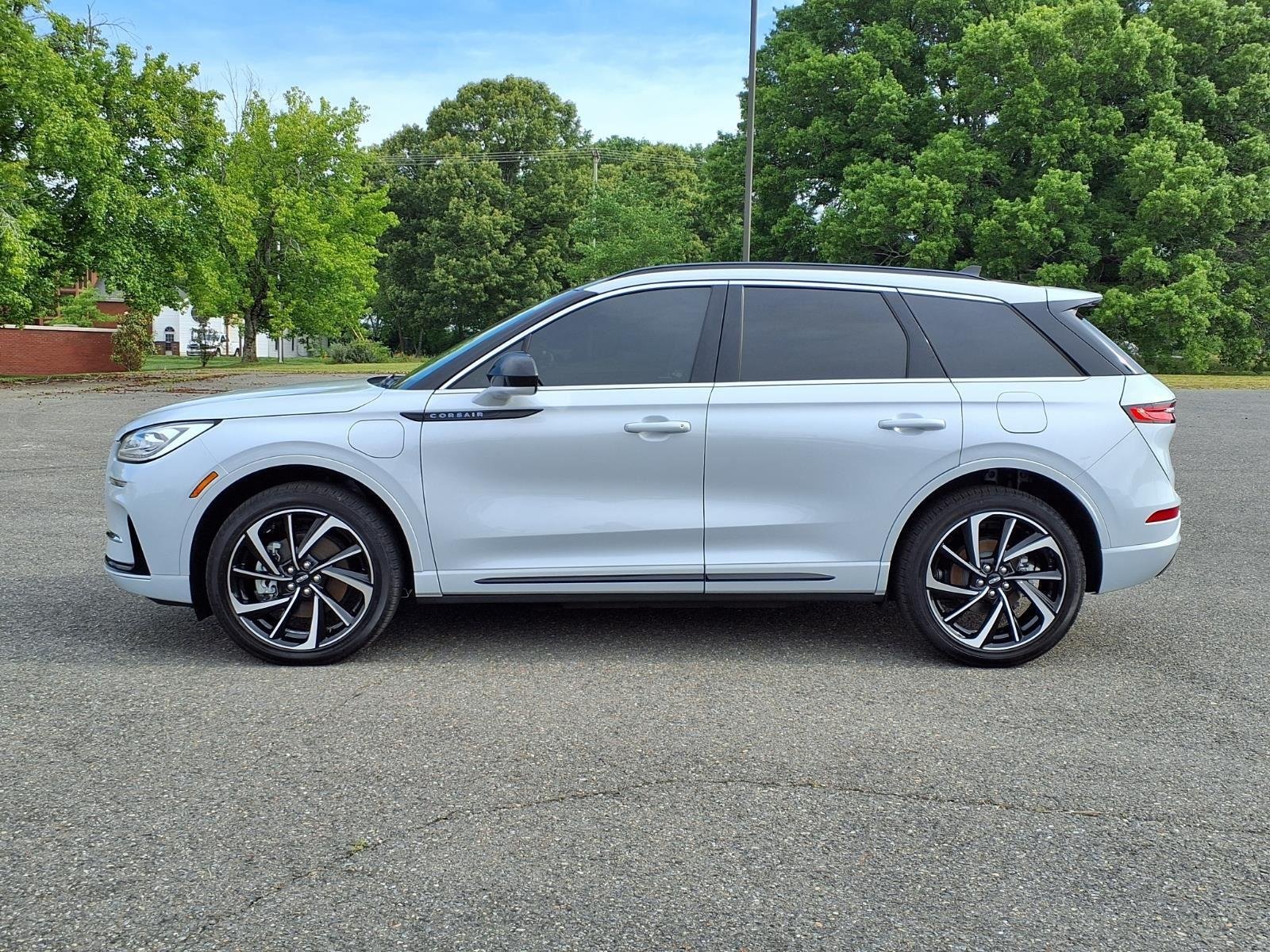 Used 2025 Crystal White Metallic Clearcoat Lincoln Grand Touring image 3