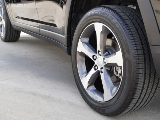 New 2026 Diamond Black Crystal Pearl-Coat Exterior Paint Jeep Limited image 23