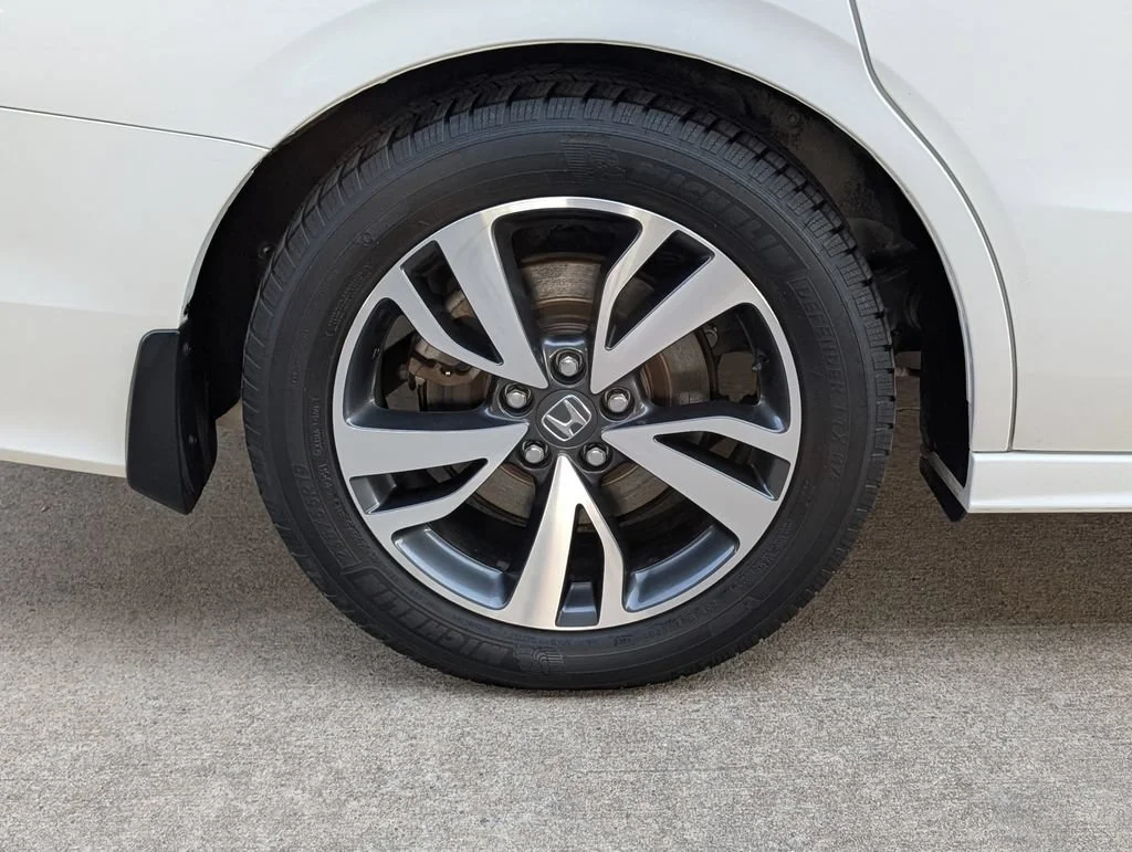 Used 2021  Honda Touring image 3