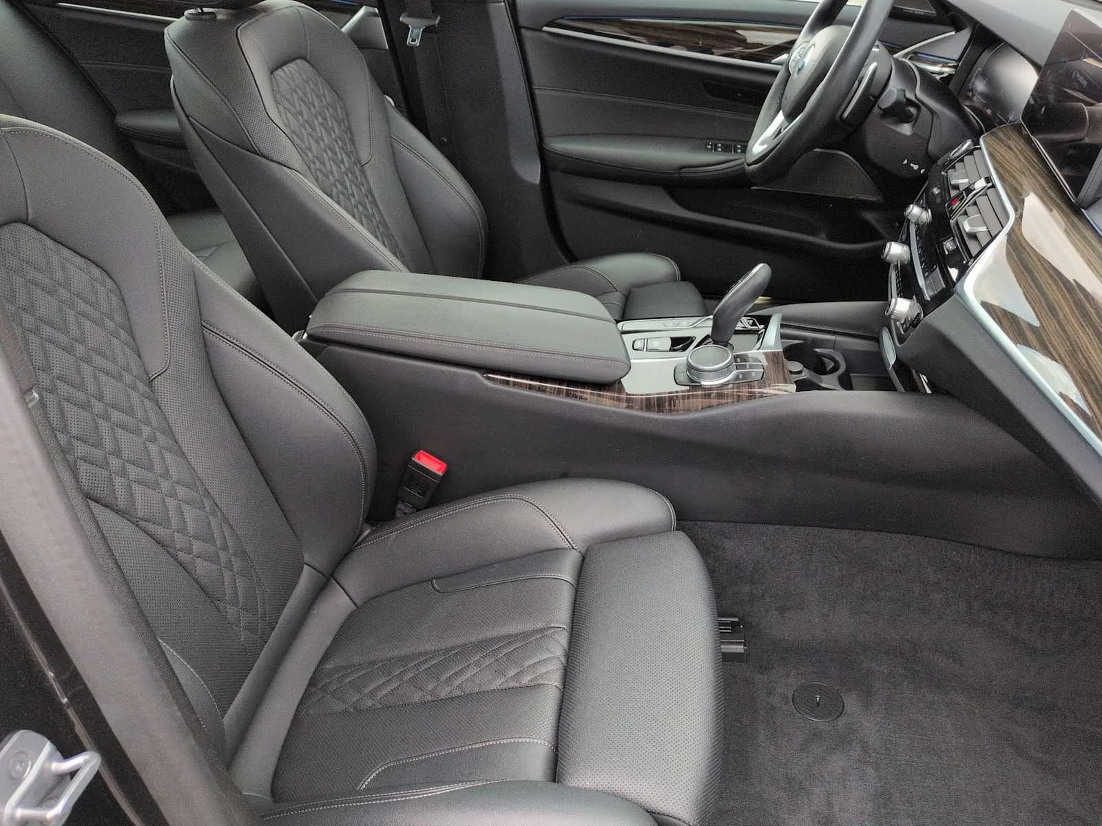 Used 2021 Dark Graphite Metallic BMW 530e xDrive image 23