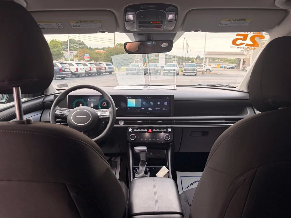 Used 2025 Green Hyundai SEL image 19