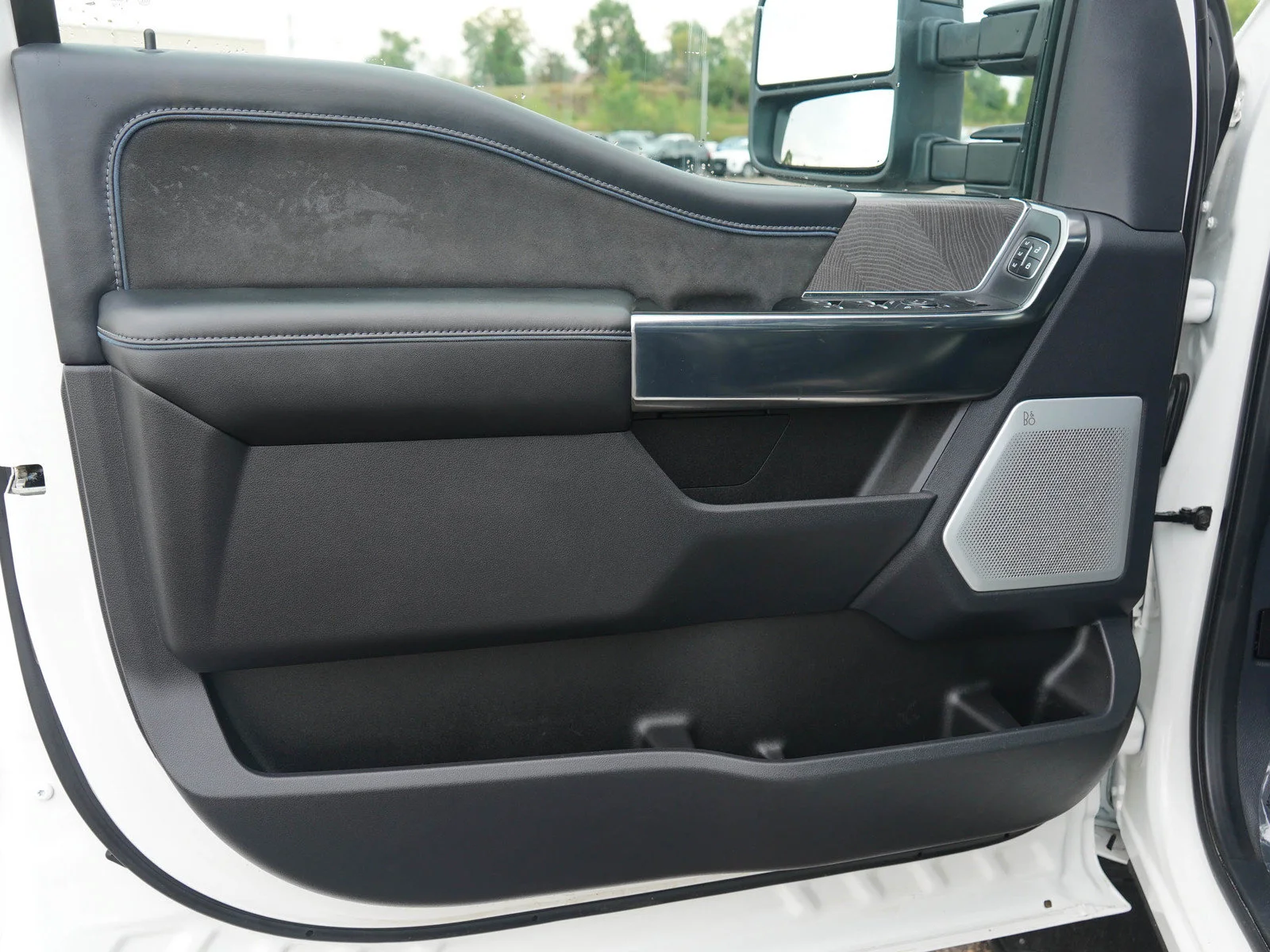 Used 2025 Star White Metallic TC Ford Platinum image 21