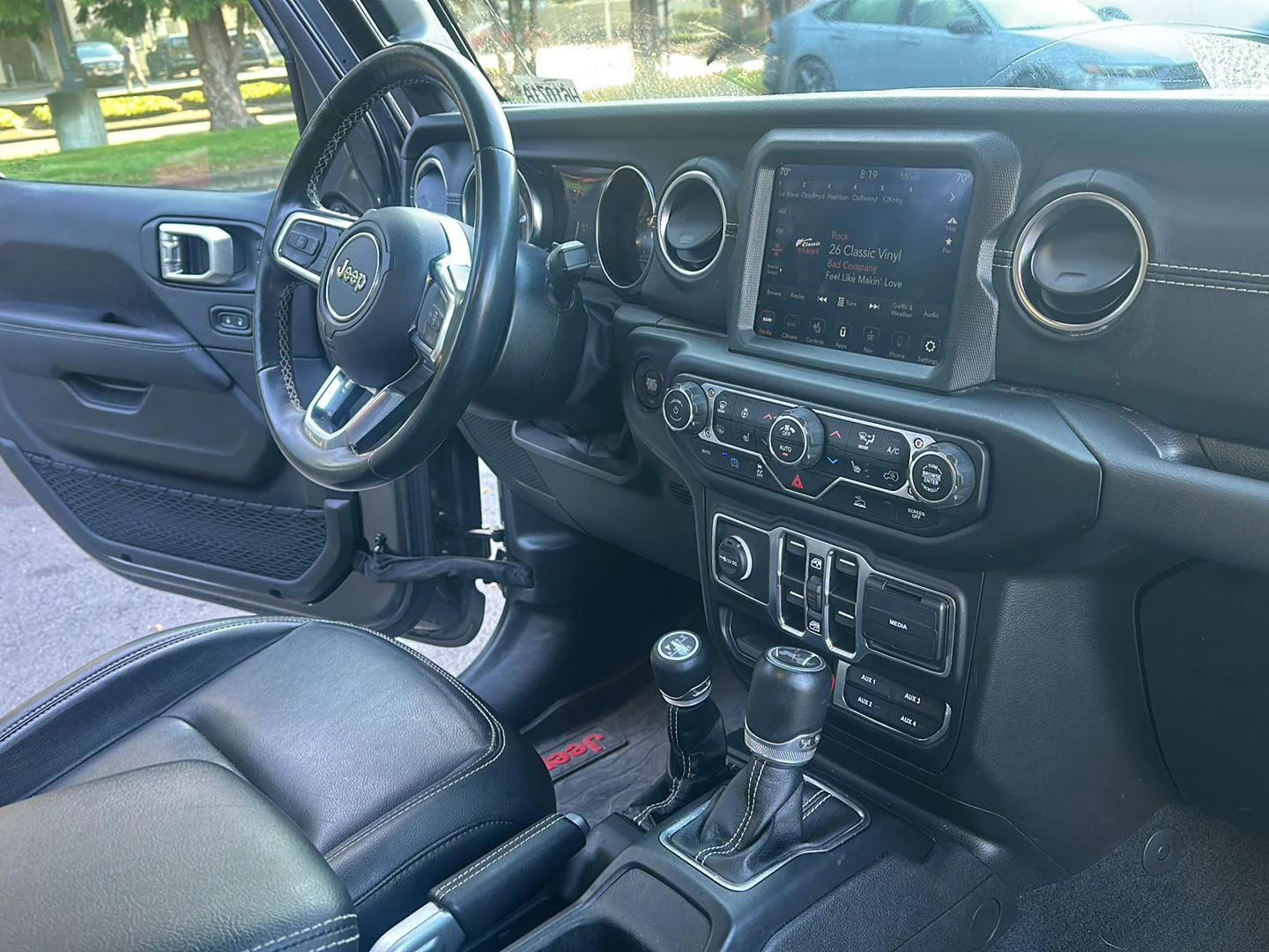Used 2022 Granite Crystal Metallic Clearcoat Jeep Unlimited Sahara image 12
