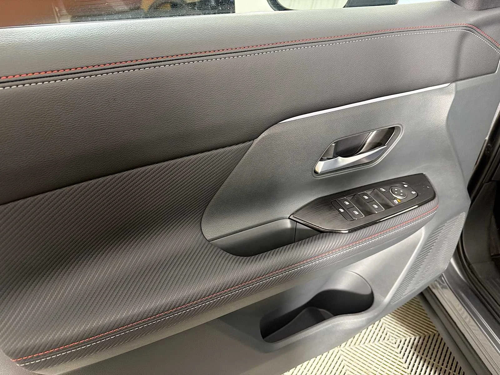 Certified Used 2025 Gun Metallic Nissan SR image 15