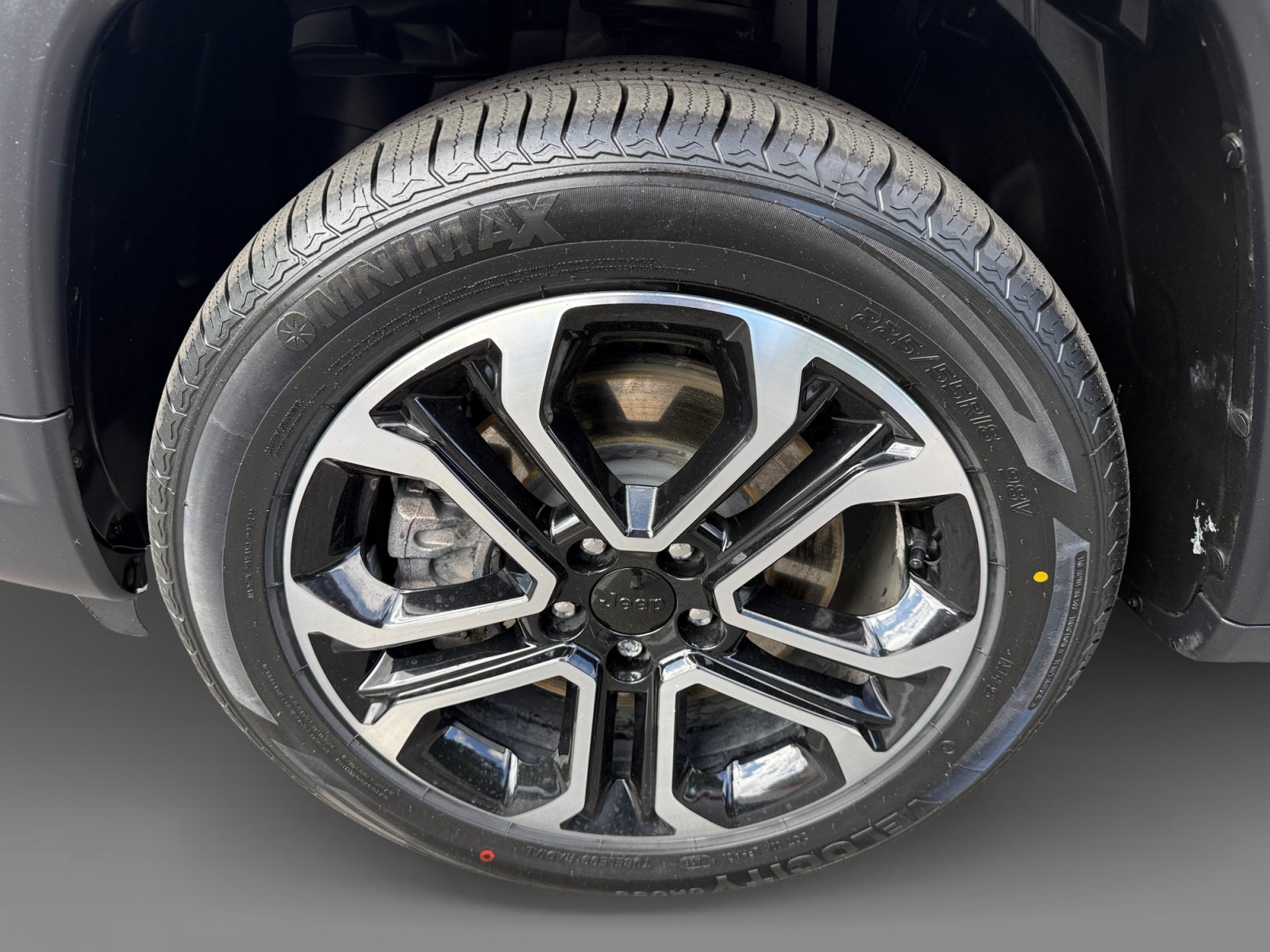 Used 2024 Gray Clearcoat Jeep Limited image 9