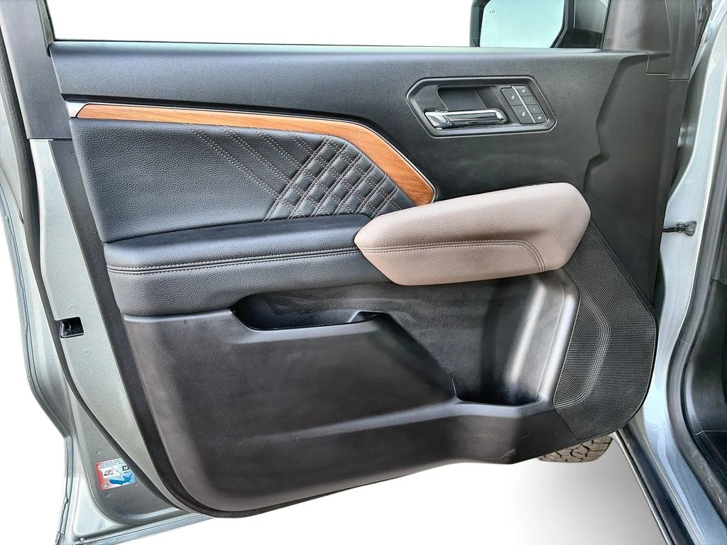 Used 2025 Silver GMC Denali image 23