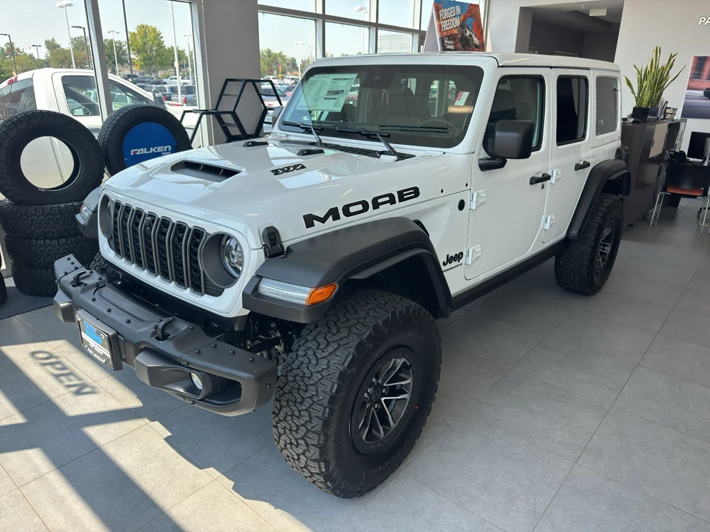 New 2026 Bright White Clear-Coat Exterior Paint Jeep Moab 392 image 1