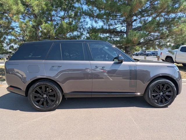Used 2025  Land Rover SE image 2
