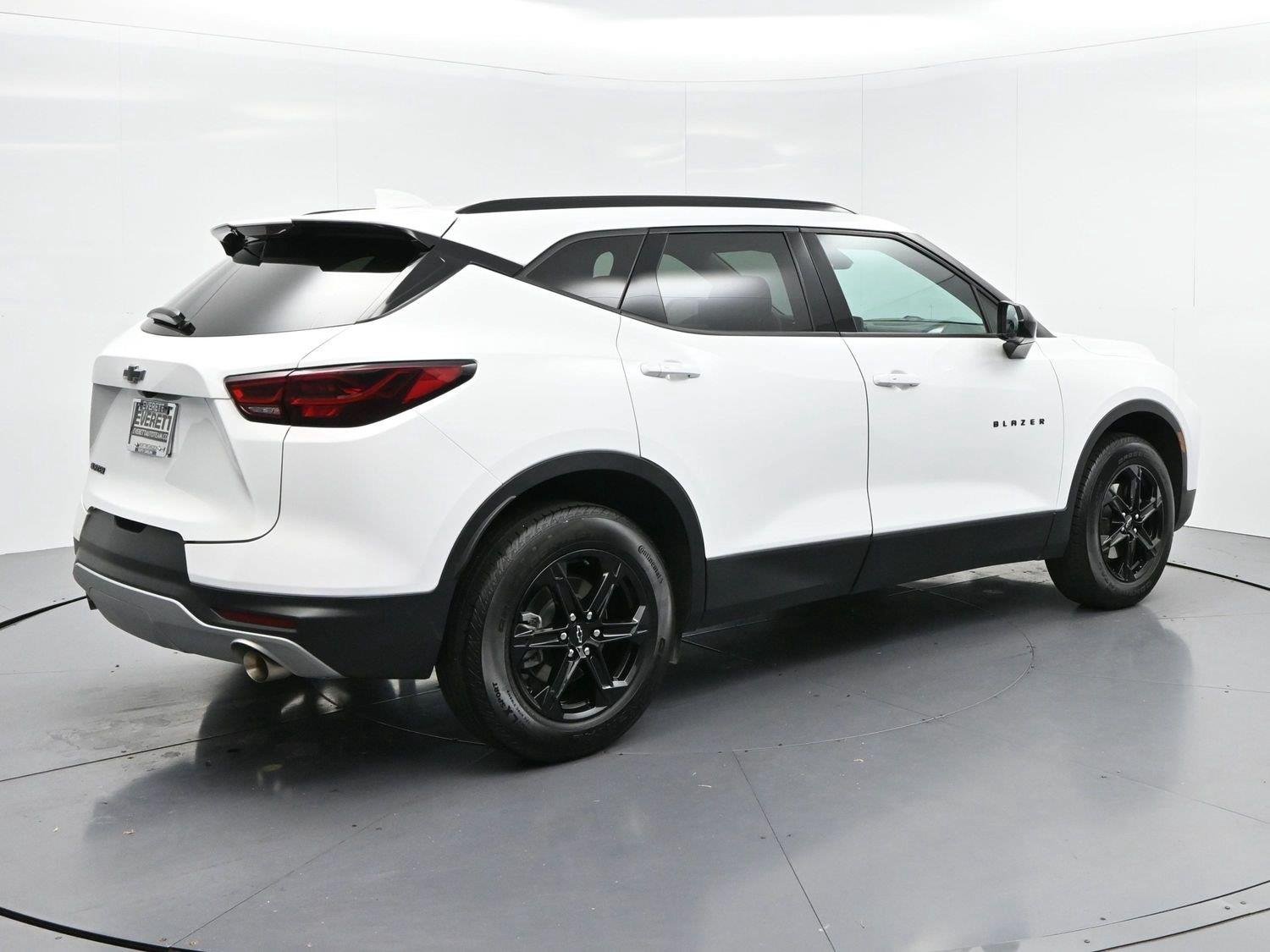 Used 2023 SUMMIT WHITE Chevrolet LT image 7