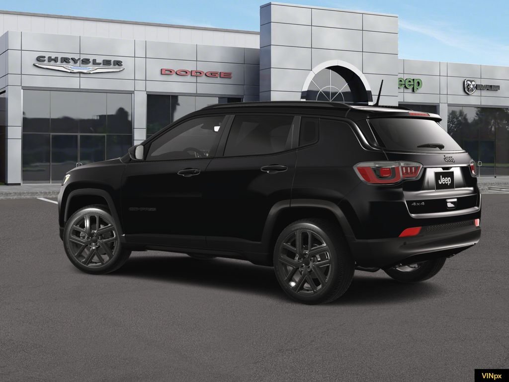 New 2026 Diamond Black Crystal Pearl-Coat Exterior Paint Jeep Limited image 4