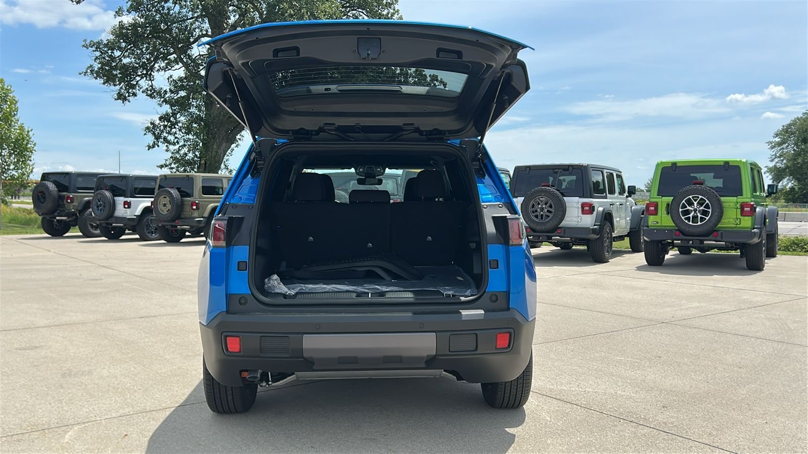 New 2026 Hydro Blue Pearlcoat Jeep Laredo image 17