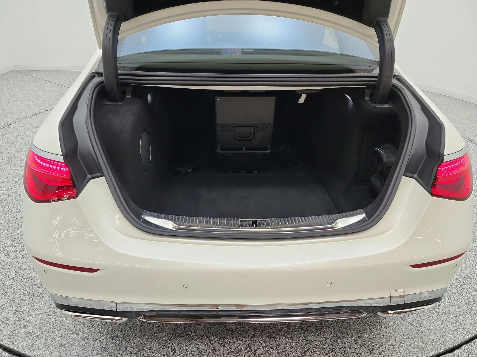 Certified Used 2022 MANUFAKTUR Diamond White Mercedes-Benz Maybach S 580 4MATIC® Sedan image 21