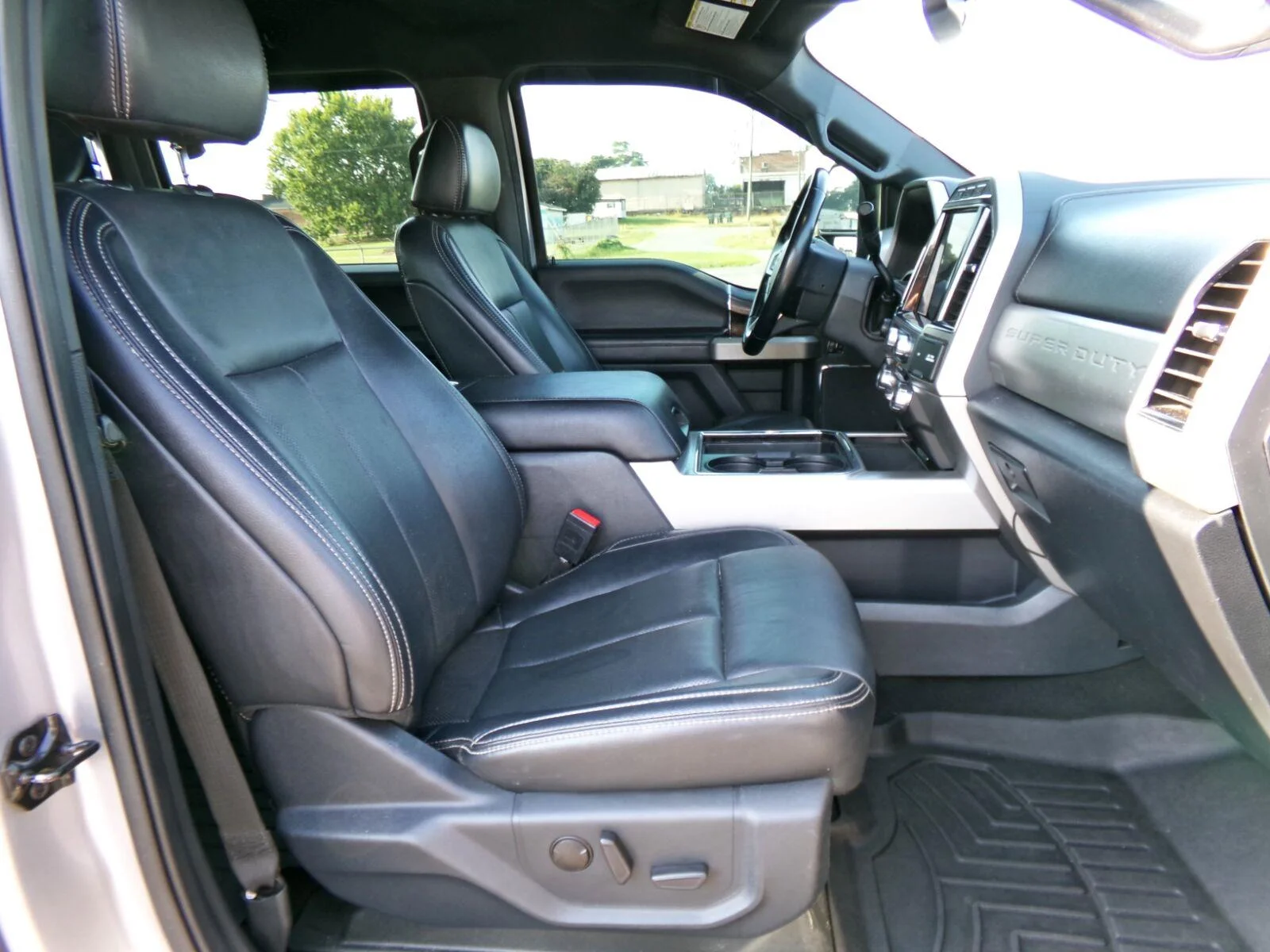 Used 2022 Iconic Silver/Carbonized Gray Ford Lariat image 16