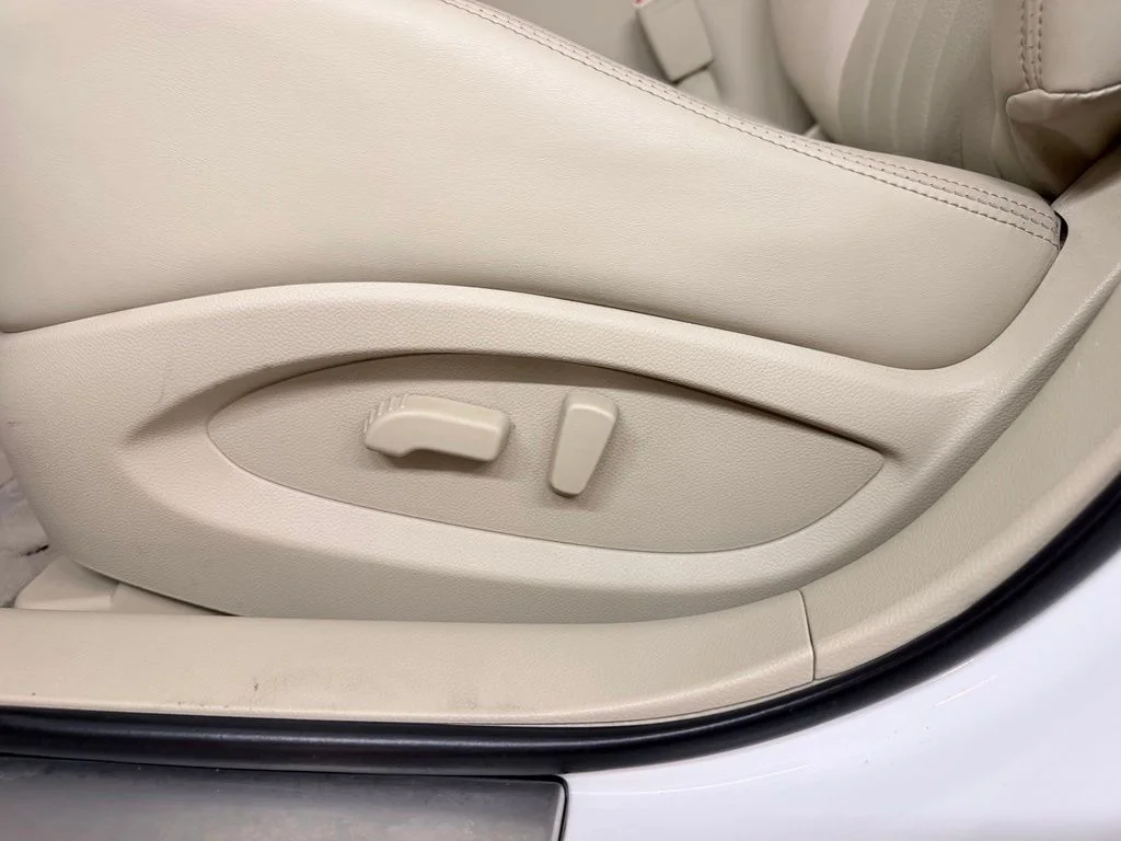 Used 2017 White INFINITI Base image 11
