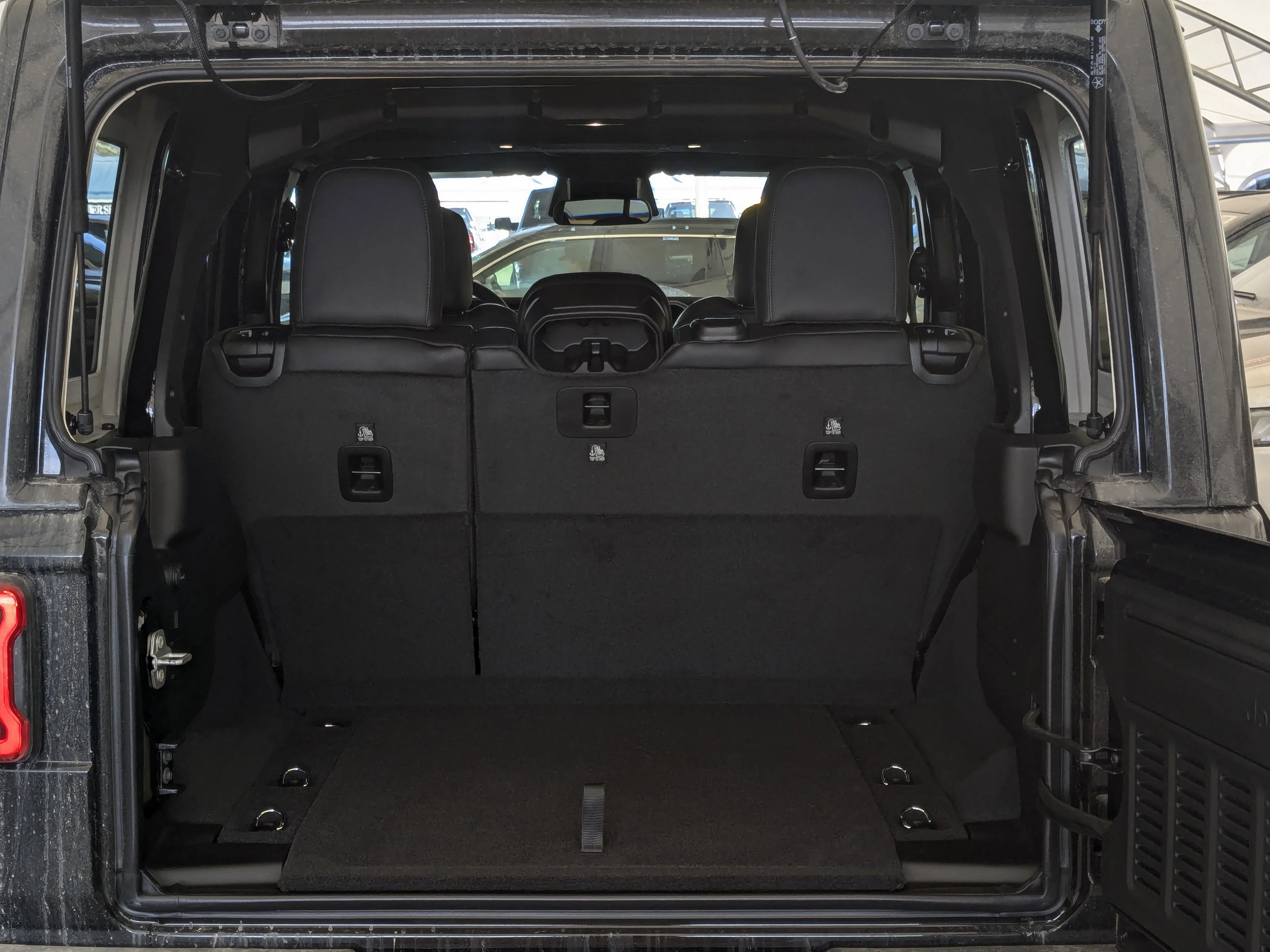 New 2026 Black Jeep Sahara - - McKinley Leather Seats - Body?Colour Hardtop - Side Steps - 3.6L Pentastar V6 & More image 25