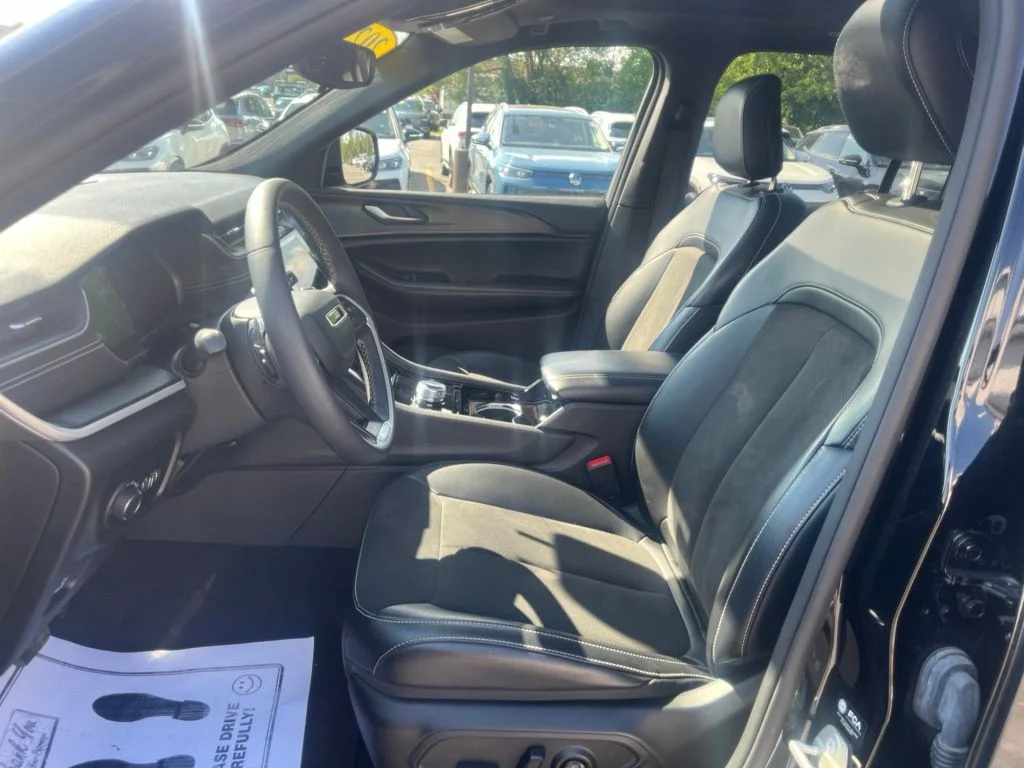 Used 2023 Black Jeep Altitude X image 10