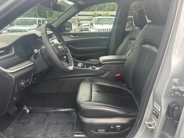 Used 2025 Silver Jeep Limited image 9
