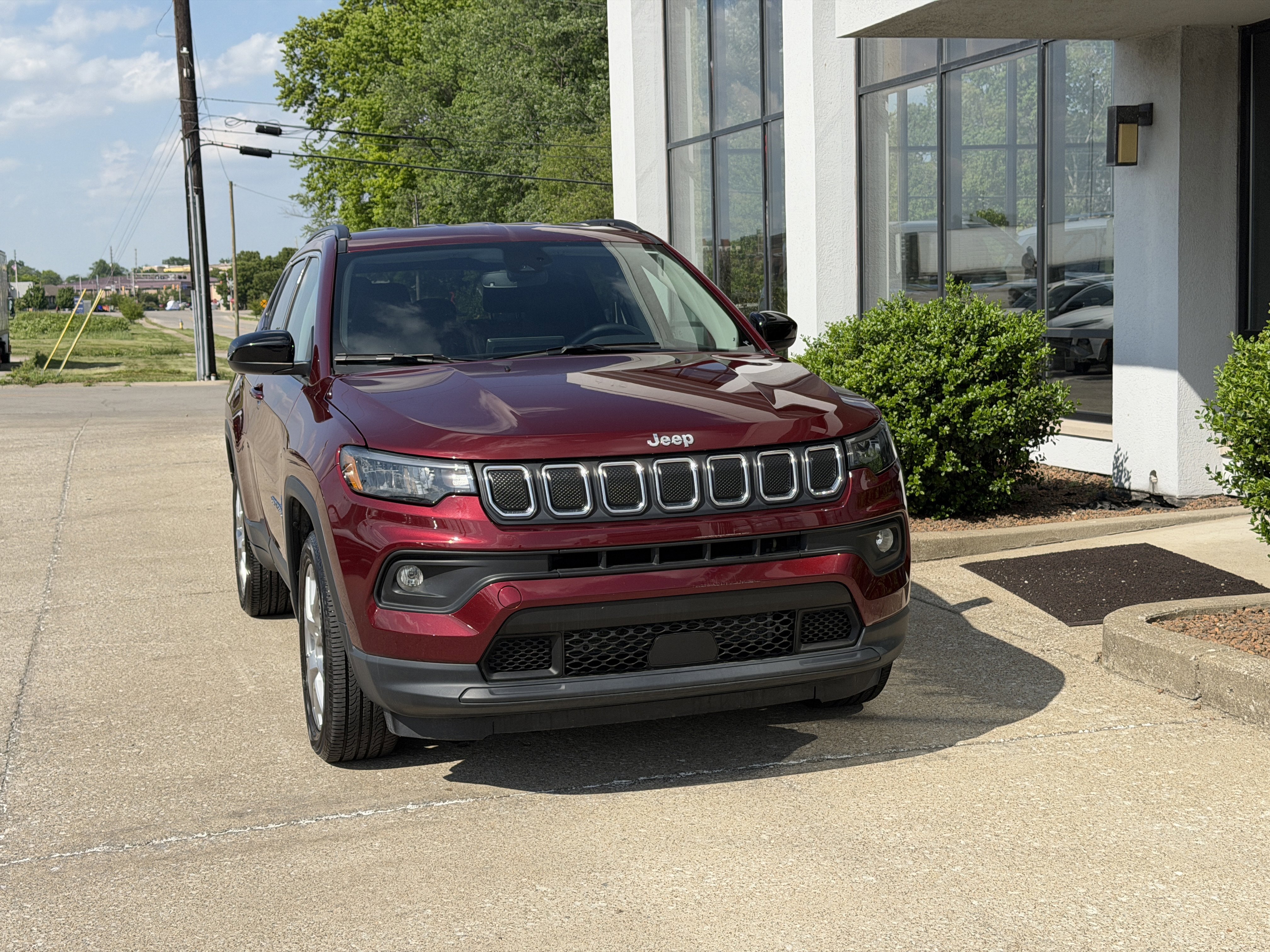 Used 2022 Velvet Red Pearlcoat Jeep Latitude Lux image 16