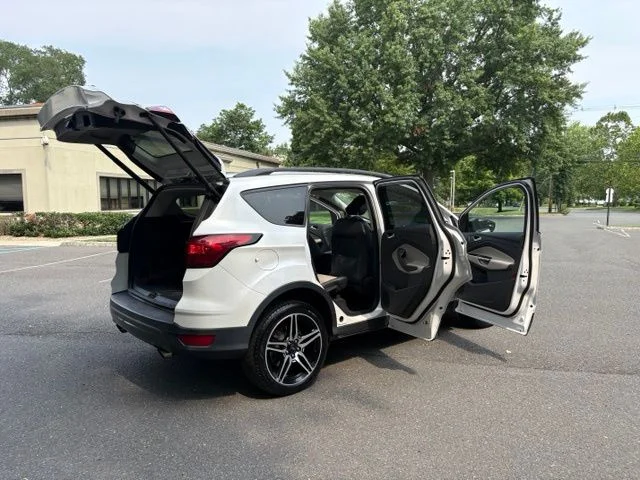 Used 2019 White Platinum Clearcoat Metallic Ford SEL image 32