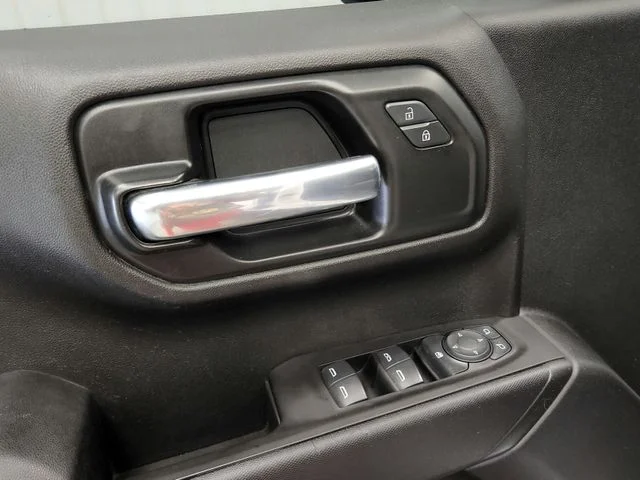 Used 2021 White GMC Base image 23
