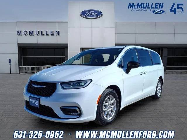 2024 Chrysler Pacifica Touring L's photo