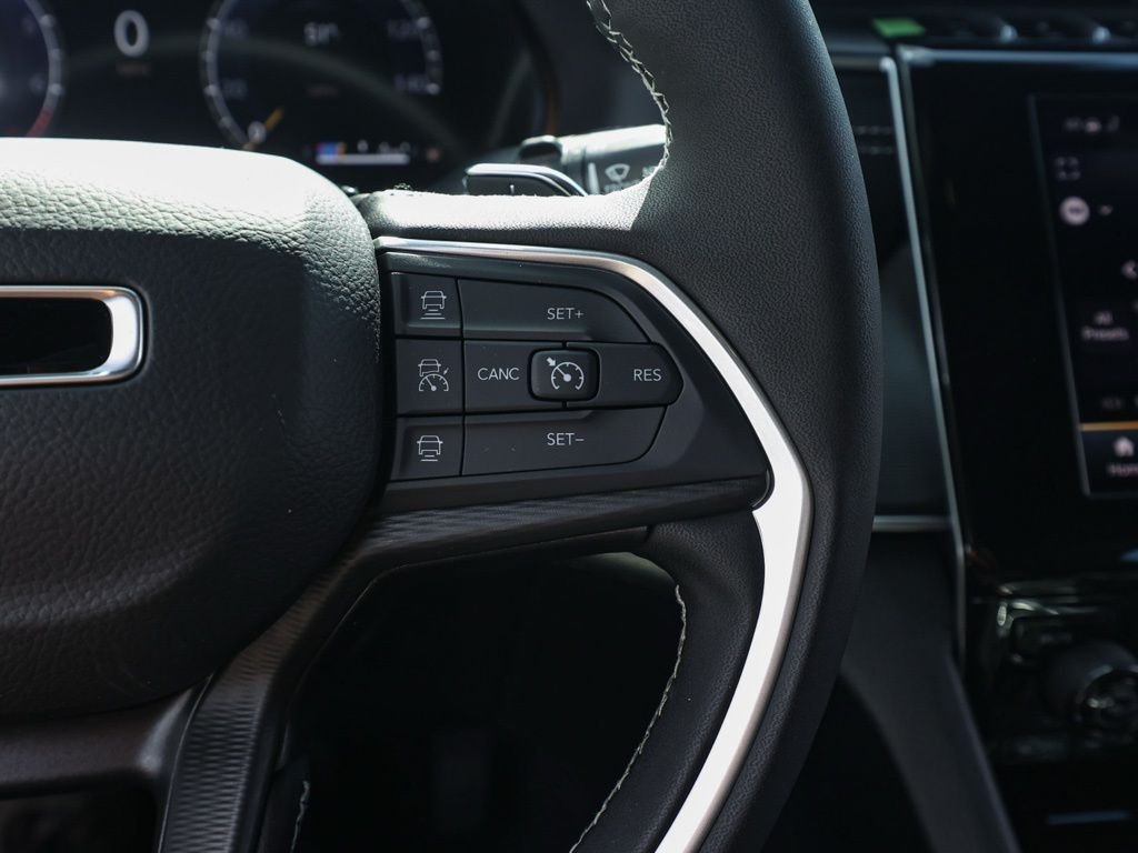 New 2026 Diamond Black Crystal Pearl-Coat Exterior Paint Jeep Laredo X image 26