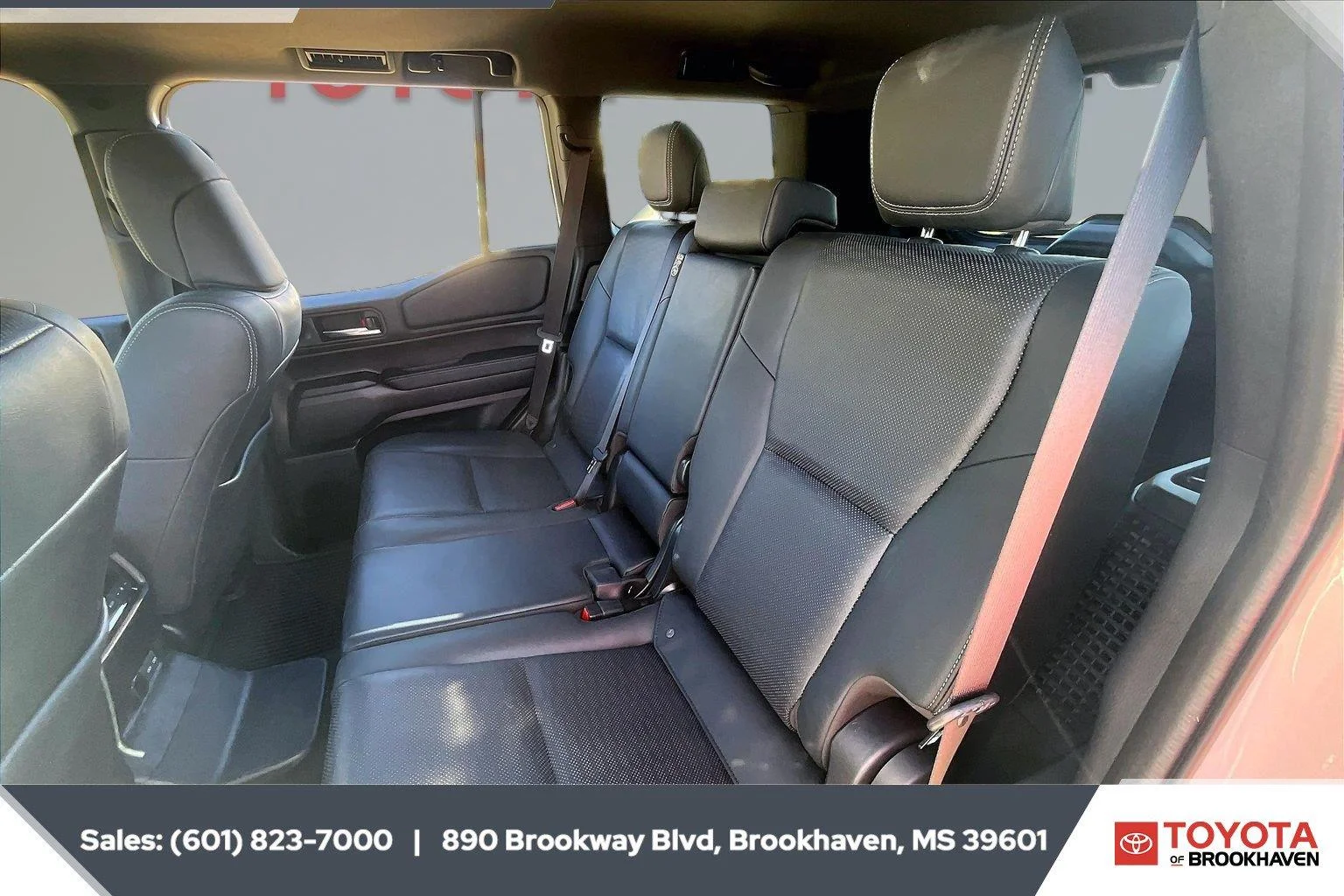 Used 2025 Wind Chill Pearl Toyota Base image 19