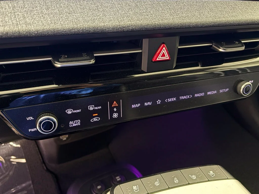 Used 2022 White Kia Wind image 26