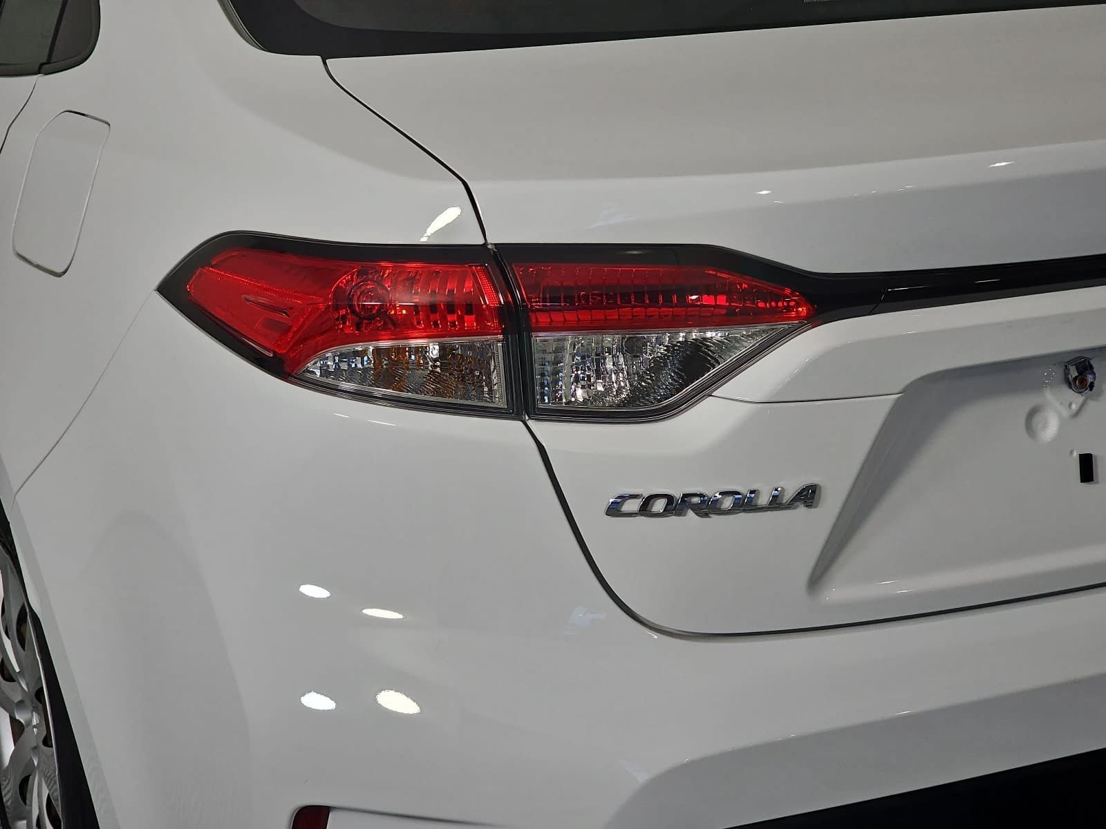 Used 2025 White Toyota LE image 27