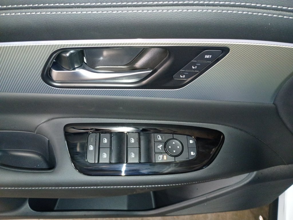 New 2027 White Nissan Platinum image 13