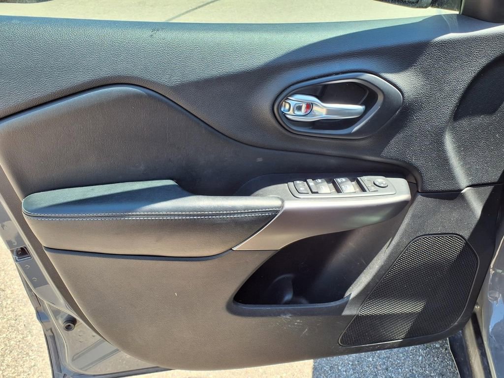 Used 2019 Sting-gray Clearc Jeep Latitude Plus image 12