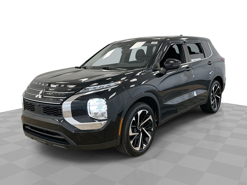 2022 Mitsubishi Outlander ES S-AWC's photo