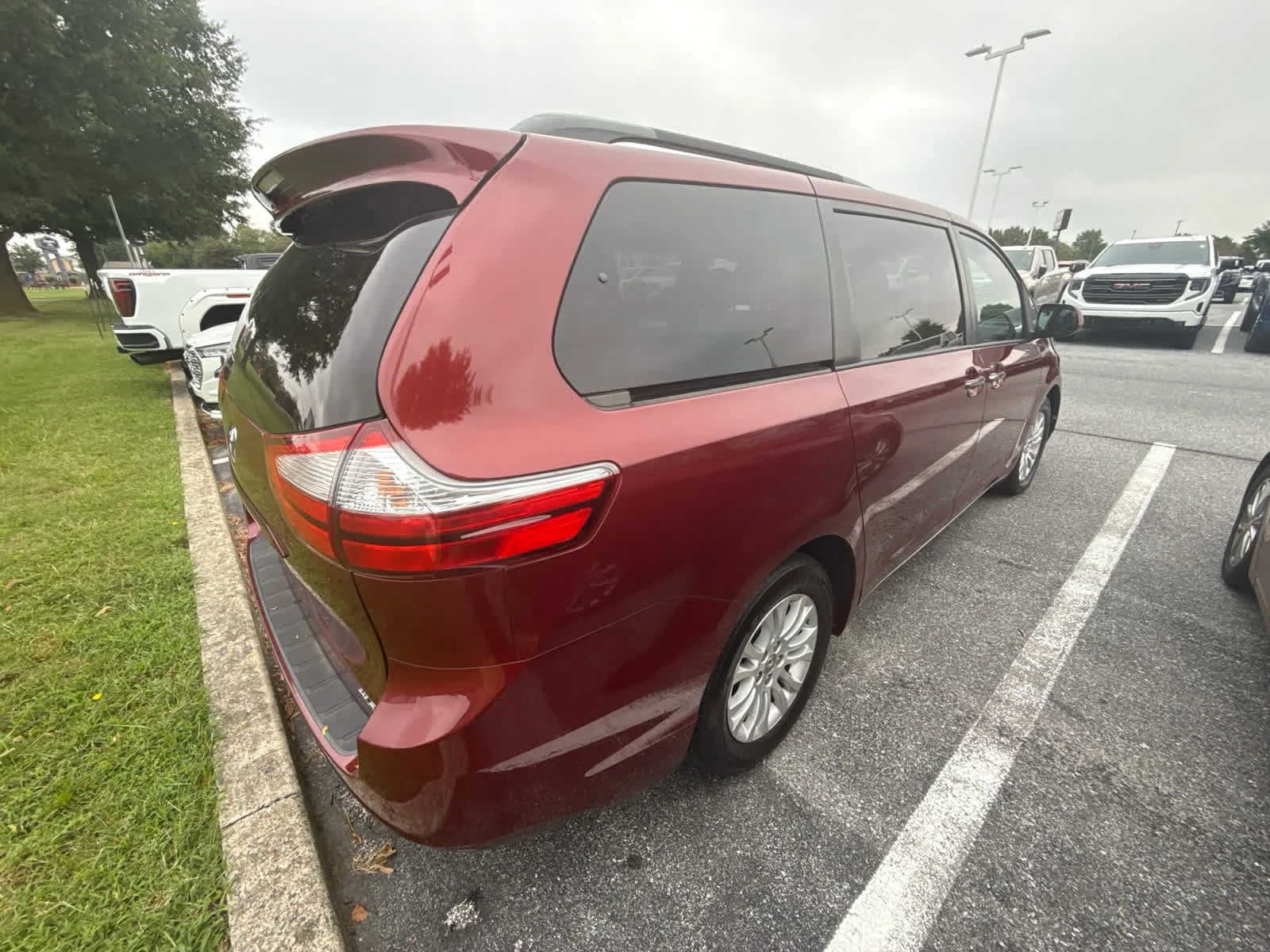 Used 2016 Salsa Red Pearl Toyota XLE image 5