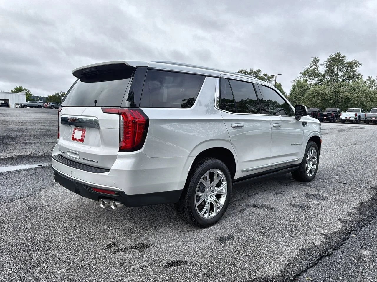 Used 2022 White Frost Tricoat GMC Denali image 8