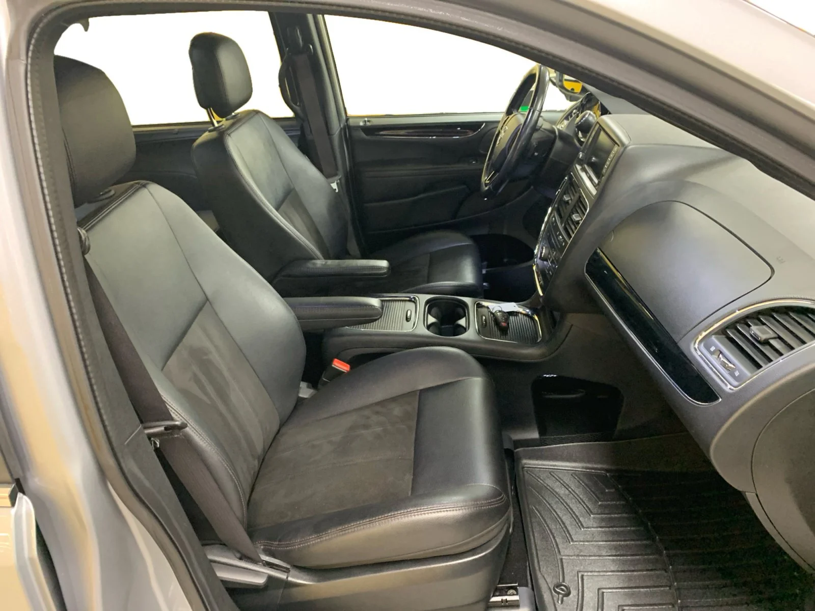 Used 2019 Silver Dodge 35th Anniversary image 17