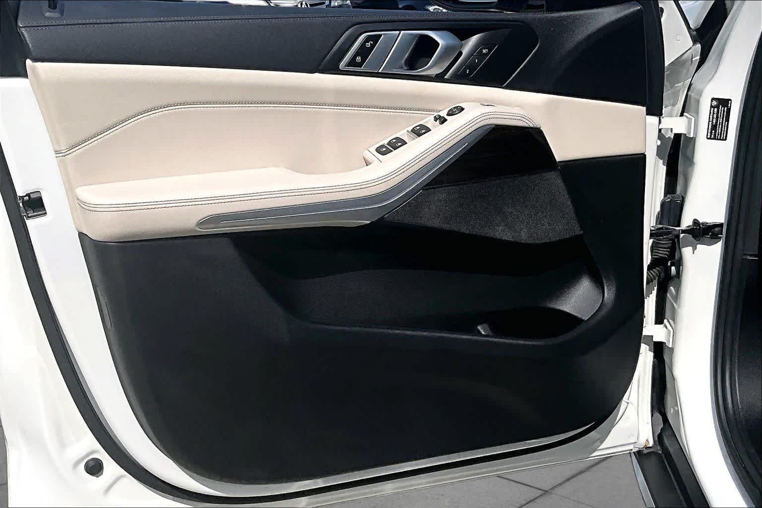 Used 2020 Alpine White BMW sDrive40i image 24