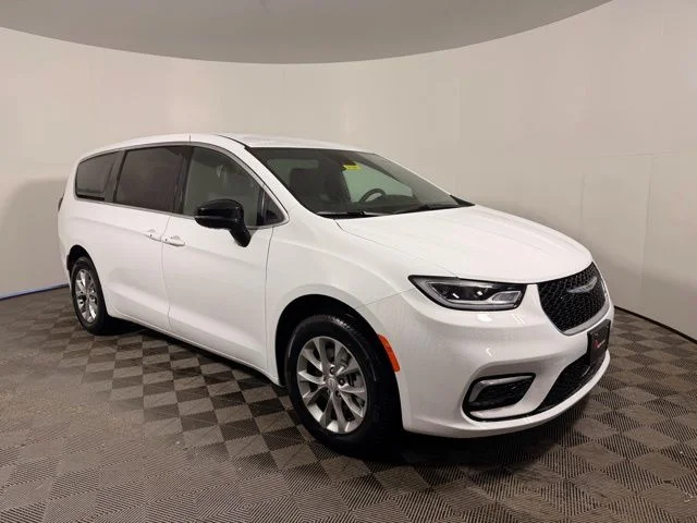 2026 Chrysler Pacifica Select AWD's photo