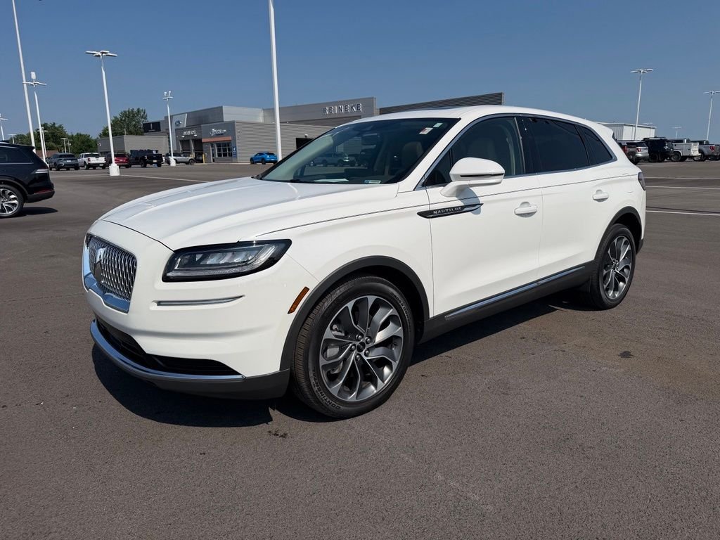 Used 2023 White Lincoln Reserve image 1